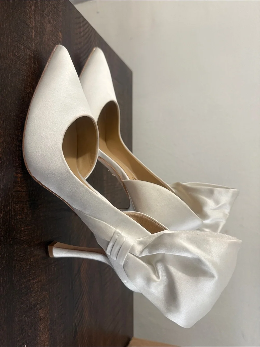 Badgley Mischka Pearl Ivory Satin Stiletto Pumps with Draped Bow size 9.5